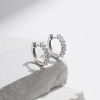 Små D Color Moissanite örhängen i 925 silver för kvinnor